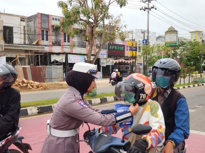 Dengan Senyum dan Sapa, Satlantas Tabalong Ajak Warga Tertib di Jalan