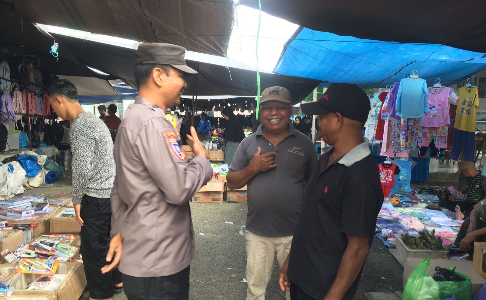 Patroli Rutin Pasar Pagi Mingguan, Polsek Haruai Hadirkan Rasa Aman Di Masyarakat