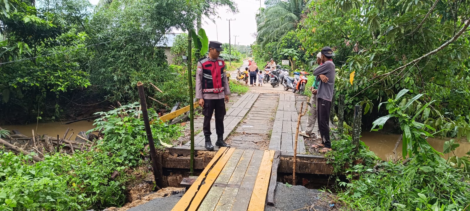 Antisipasi Bahaya, Polsek Jaro Jaga Ketat Akses Jembatan Desa yang Ambles Tergerus Air