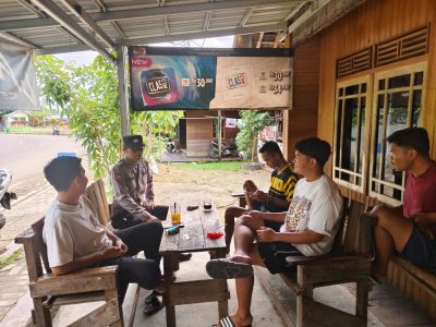 Petugas Ini Menyambangi Warga Di Warung
