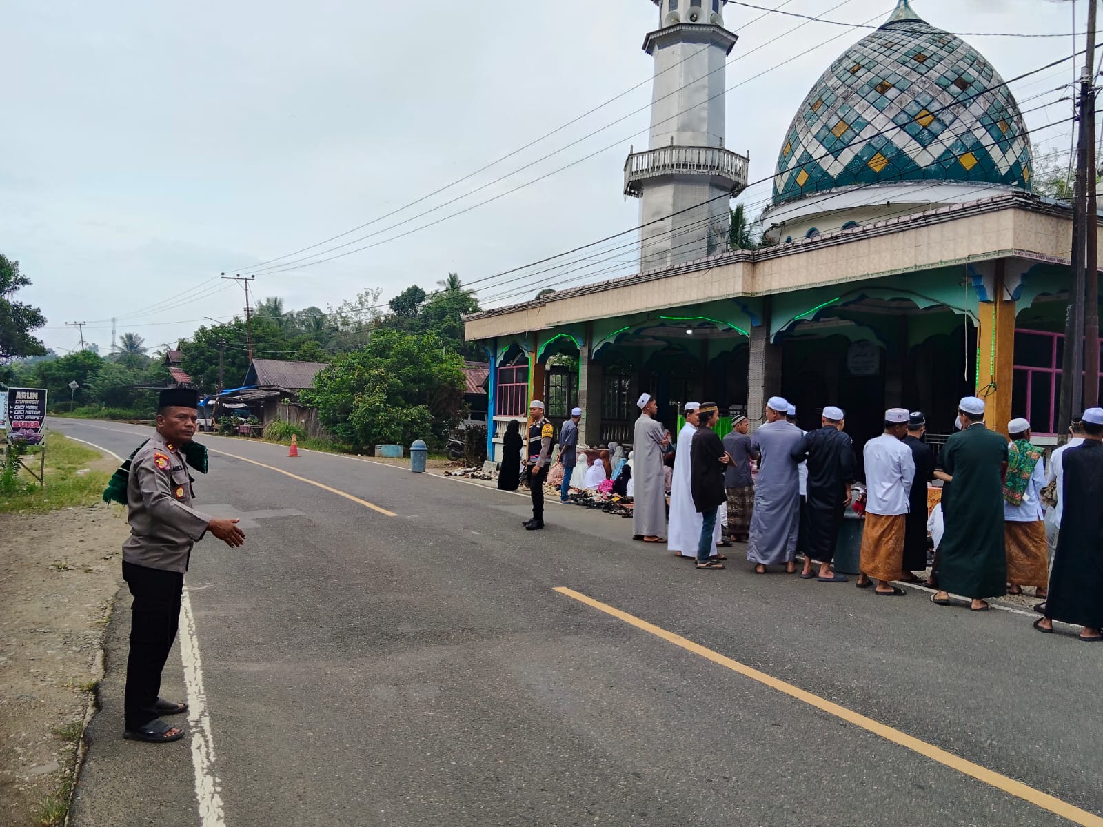 Turun Langsung ke Lapangan, Kapolsek Jaro Pastikan Jemaah Idul Adha Beribadah dengan Khusyuk