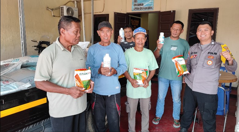 Polsek Haruai Salurkan Bibit Dan Pupuk Untuk Penanaman Jagung Kuartal II Di Poktan Sumber Makmur