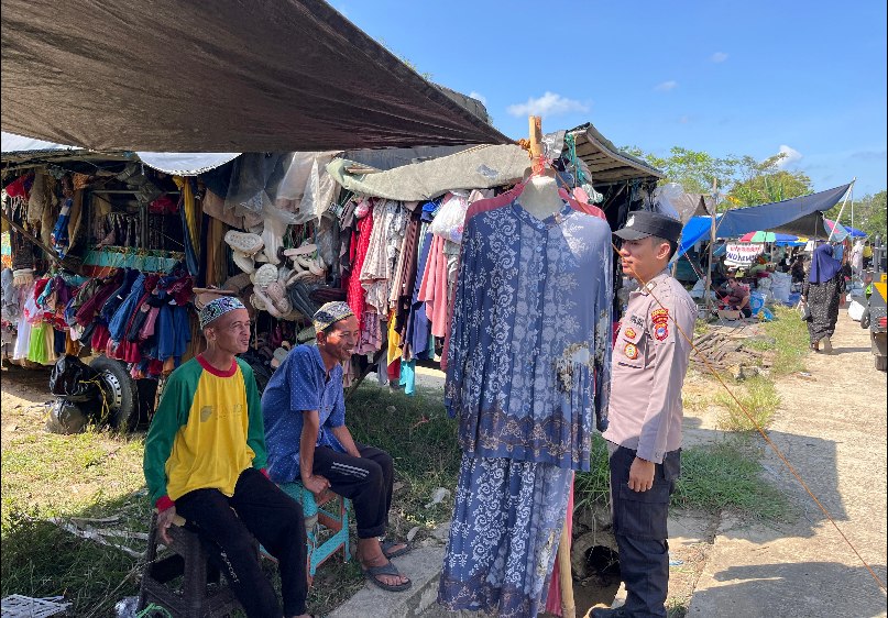 Sambangi Pasar Pagi Di Desa Wirang, Petugas Polsek Haruai Sampaikan Pesan Kamtibmas