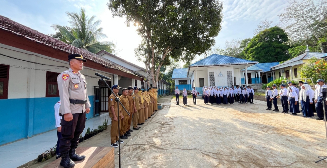 Dekati Pelajar, Kapolsek Jaro Sampaikan Pesan Kamtibmas Lewat Upacara Senin