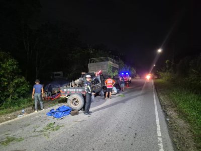 Hindari Kendaraan Rusak di Badan Jalan, Truk Trailer Bermuatan Semen Alami Kecelakaan Tunggal di Padang Panjang