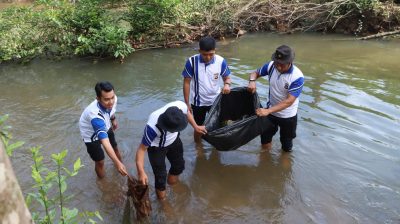 Sambut Hari Bhayangkara ke-80, Polres Tabalong Gelar Bakti Kebersihan di Bantaran Sungai
