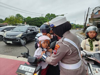 Melalui Hand Banner dan Penling, Satlantas Polres Tabalong Ajak Warga Utamakan Keselamatan