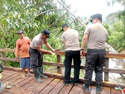 Wujudkan Polri Untuk Masyarakat,Polsek Jaro Turut Serta Renovasi Jembatan Merah Putih Di Garagata
