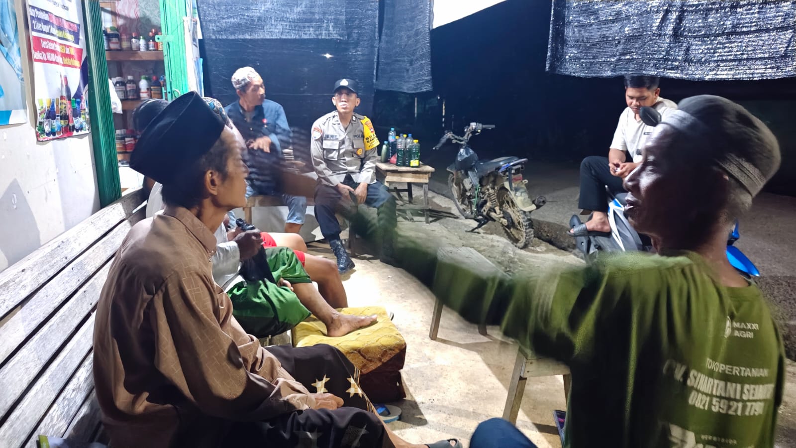 Menjaga Malam, Polsek Jaro Sambangi Warga Lewat Patroli Dialogis Humanis