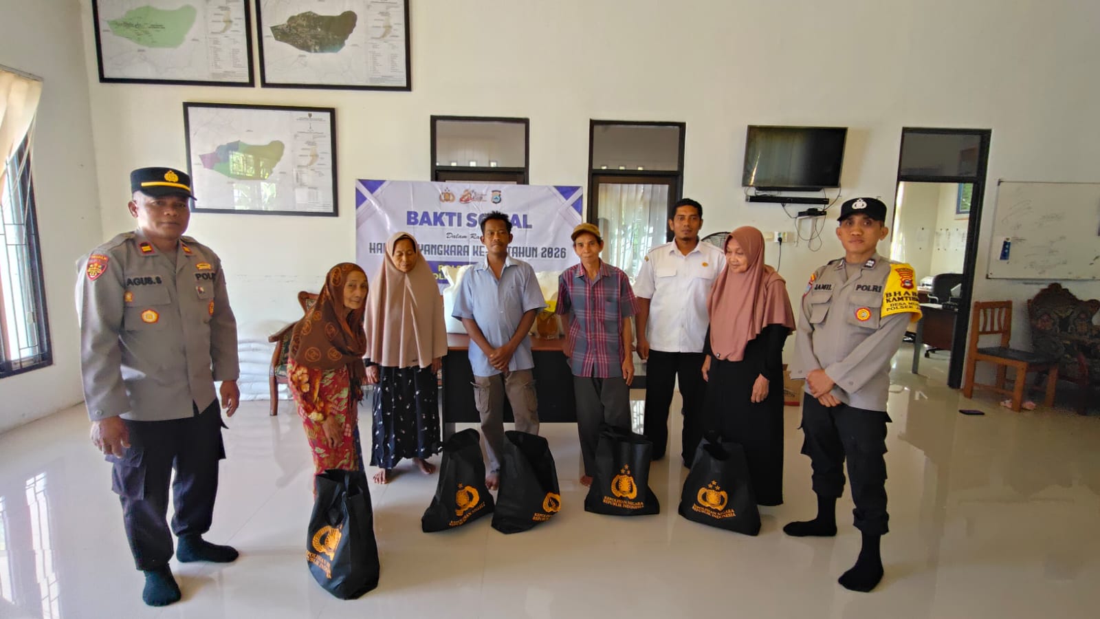 Sambut HUT Polri Ke-80, Polsek Jaro Berbagi Sembako untuk Warga Membutuhkan