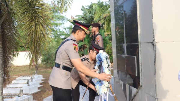Polres Tabalong Laksanakan Upacara Ziarah di TMP Tanjung Kencana dalam Rangka Hari Bhayangkara ke-80