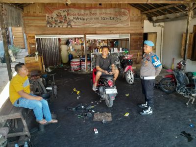 Patroli,Petugas Ini Menyambangi Warga