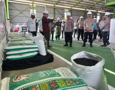 Kapolri Tinjau Pabrik Pupuk Batu Bara di Kampar, Lepas Distribusi 80 Ton Pupuk untuk Kelompok Tani Riau
