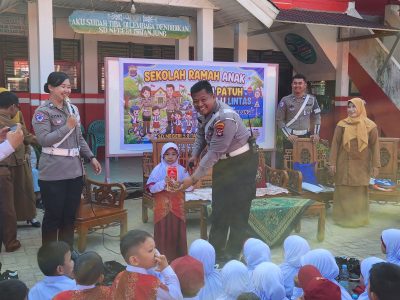 Satlantas Polres Tabalong Gelorakan “Polantas Karib” Edukasi Keselamatan Pelajar dalam Kegiatan MPLS