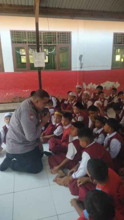 Cegah Bullying Sejak Dini, Bhabinkamtibmas Polsek Muara Uya Edukasi Pelajar SDN 1 Pulau Kuu