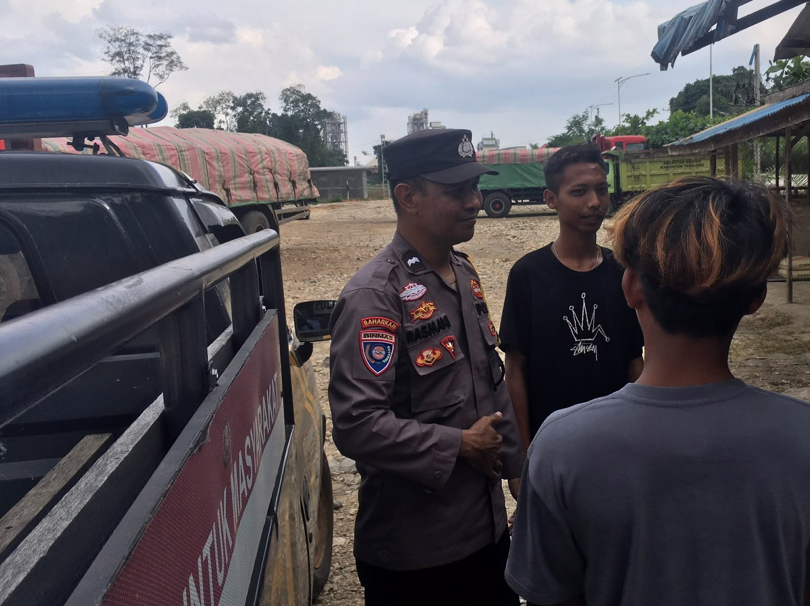 Patroli Rutin Dan Sambang Masyarakat Petugas Polsek Haruai Sampaikan Pesan Kamtibmas