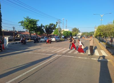 Mengawali Hari dengan Pelayanan, Polres Tabalong Atur Lalu Lintas dan Bantu Penyeberang Jalan