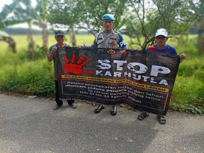Polsek Muara Harus Sosialisasikan Bahaya Karhutla Melalui Pembentangan Spanduk