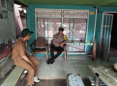 Patroli Sambang,Petugas Ini Menyambangi Warga Yang Nongkrong Di Warung