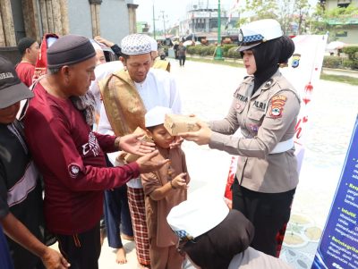 Polres Tabalong Gelar Jumat Berkah, Bagikan Makanan kepada Masyarakat