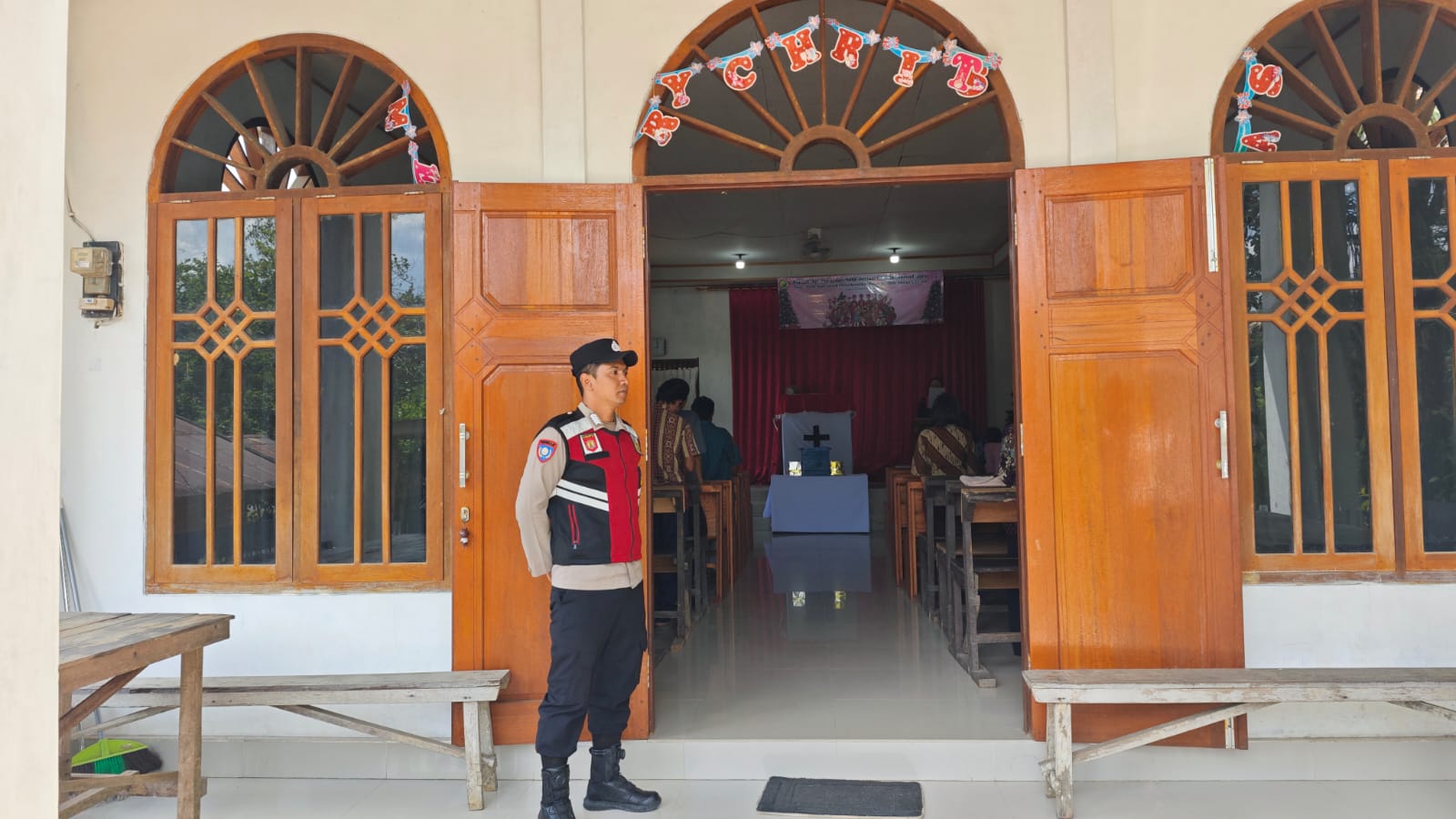 Wujudkan Minggu Damai, Polsek Jaro Siaga Jaga Kekhusyukan Ibadah di Gereja
