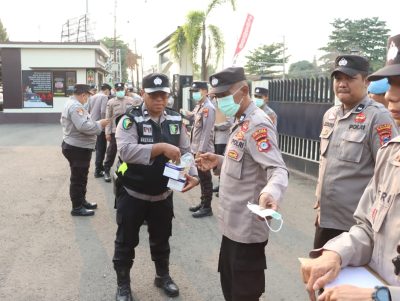 Si Dokkes Polres Tabalong Bagikan Masker kepada PNPP untuk Antisipasi Dampak Kabut Asap