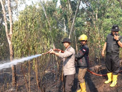 Kapolres Tabalong Turun Langsung Padamkan Karhutla, Tiga Lokasi Terbakar