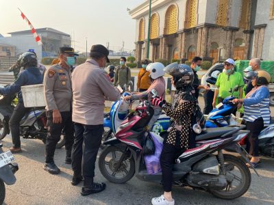 Kabut Asap Karhutla, Forkopimda Tabalong Bagikan Masker kepada Masyarakat