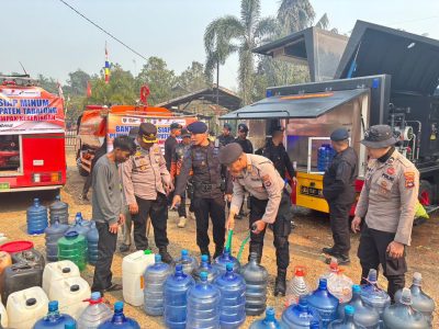 Polres Tabalong Bersama Pemkab dan Brimob Salurkan Air Bersih untuk Warga Terdampak Kekeringan