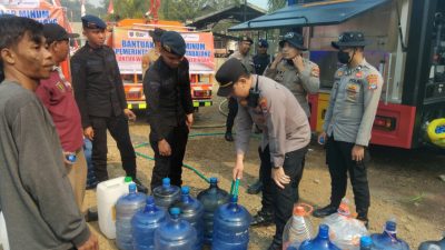 Peduli Warga Terdampak Kekeringan, Forkopimda Tabalong Salurkan Air Siap Minum di Padangin