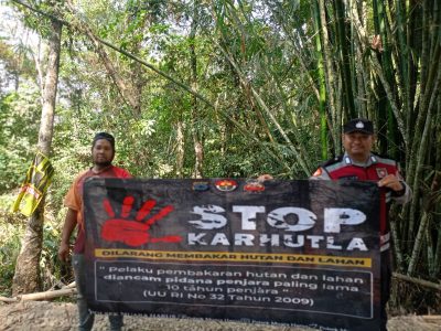 Petugas Polsek Muara Harus Sosialisasikan Bahaya Karhutla Melalui Pembentangan Spanduk