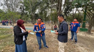 Peduli Kesehatan, Humas Polres Tabalong bersama PWI Tabalong bagikan Masker Ditengah Kabut Asap Saat Aksi Unjuk Rasa