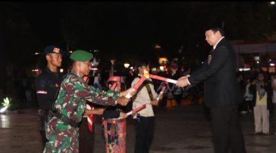 Polres Tabalong Ikuti Taptu dan Pawai Obor Semarakkan HUT ke-81 Kemerdekaan RI