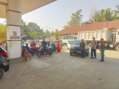 Polsek Muara Harus Bersama Koramil dan Trantib Laksanakan Pengawasan di SPBU Mantuil Kec. Muara Harus