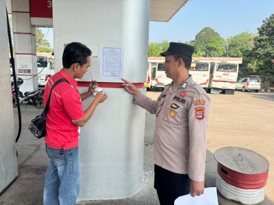 Sosialisasikan Maklumat Kapolda Kalsel, Polsek Muara Harus Tempel Brosur Anti Narkoba di SPBU Mantuil