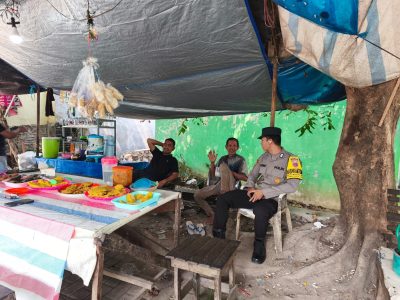 Jalin Pendekatan,Bhabinkamtibmas Ini Sambangi Warga Di Warung