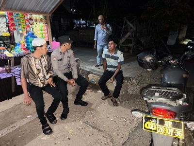 Cipta Kondisi,Petugas Ini Sambangi Warga Yang Lagi Ngumpul