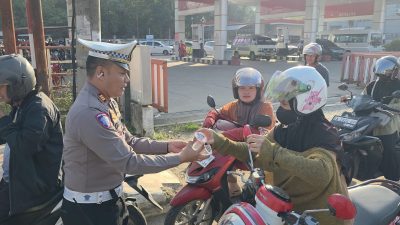 Polres Tabalong Berikan Pelayanan Humanis, Bagikan Air Mineral kepada Masyarakat di SPBU