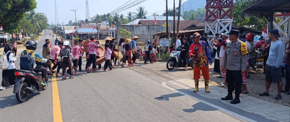 Kapolsek Jaro Pimpin Langsung Pengamanan Karnaval Semarak HUT RI